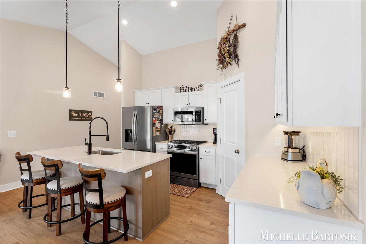 5th image of 469 Seneca Ridge Dr, Middleville, MI 49333 | MLS# 70550491