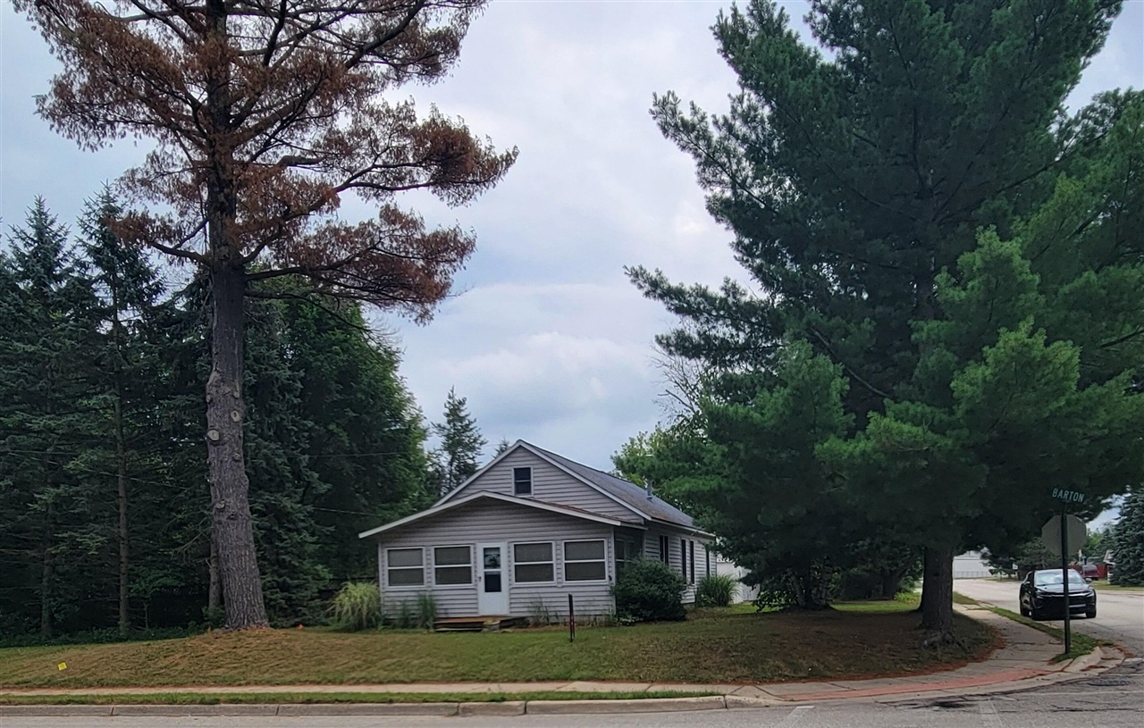 3rd image of 8 E Barton St, Newaygo, MI 49337 | MLS# 70550492