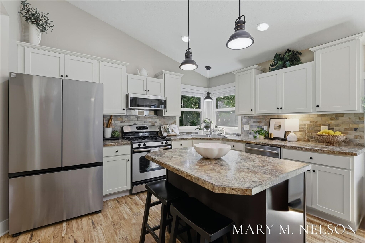3rd image of 5705 Kenstyn Dr, Grandville, MI 49418 | MLS# 70550503