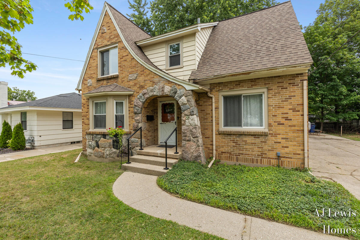 2nd image of 653 3 Mile Rd, Grand Rapids, MI 49505 | MLS# 70550518