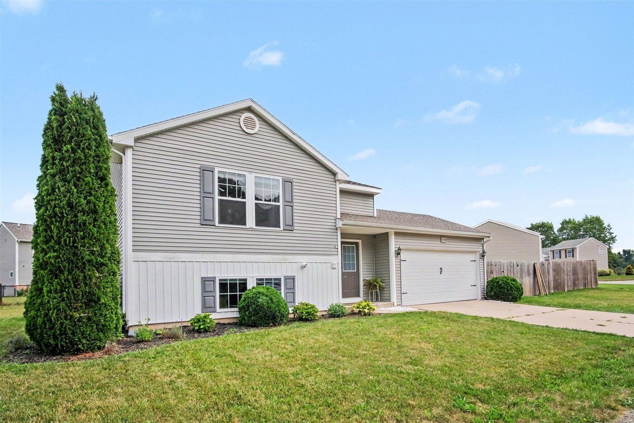 Photo 3 of Single family home for sale at 11720 E Bear Meadows Dr, Alto, MI 49302 | MLS# 70550547 | Listing updated on 2026-09-12