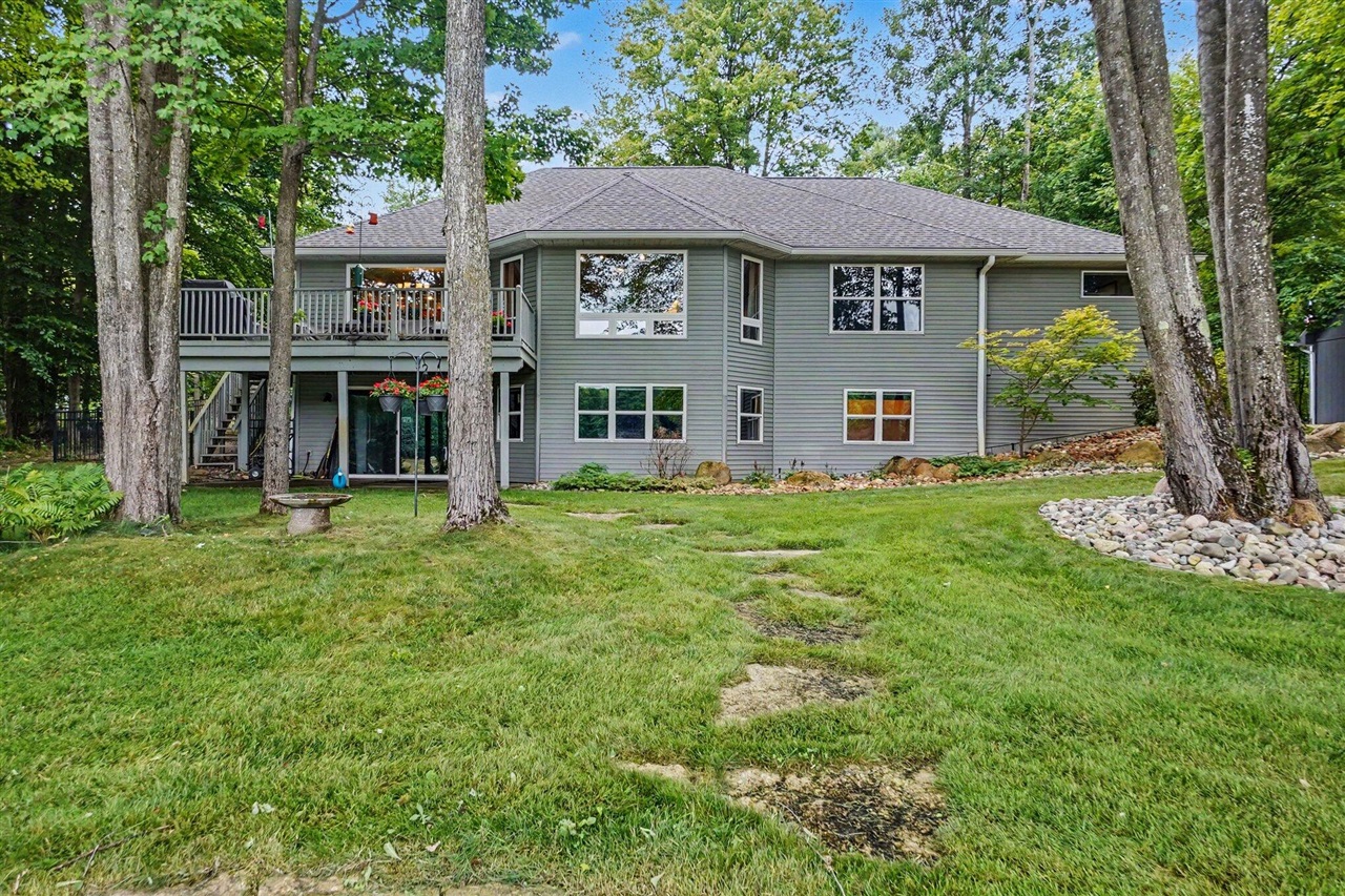 image of 9712 Fawn Lake Dr, Stanwood, MI 49346 | MLS# 70550563