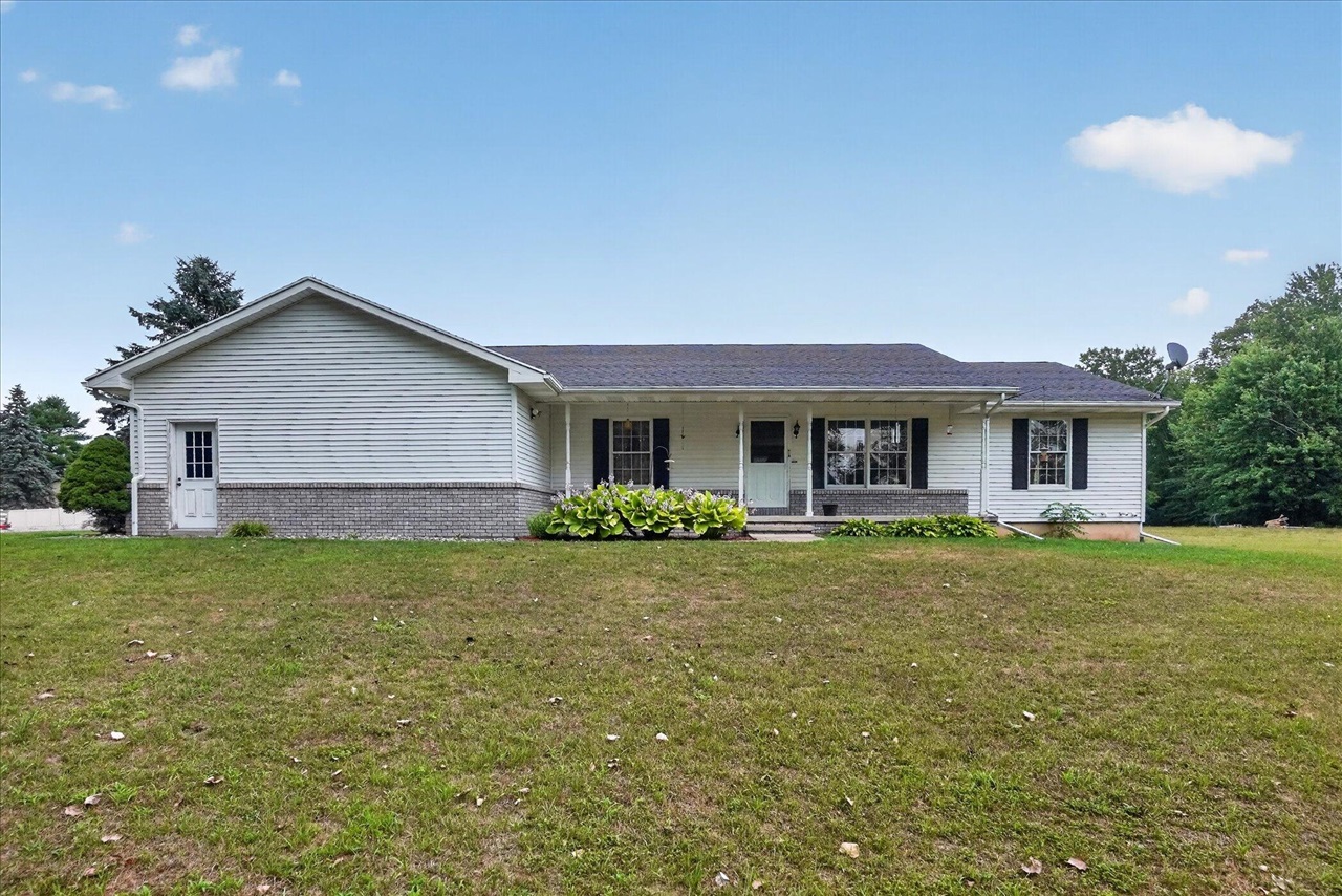 2nd image of 635 W Poplar St, Carson City, MI 48811 | MLS# 70550657