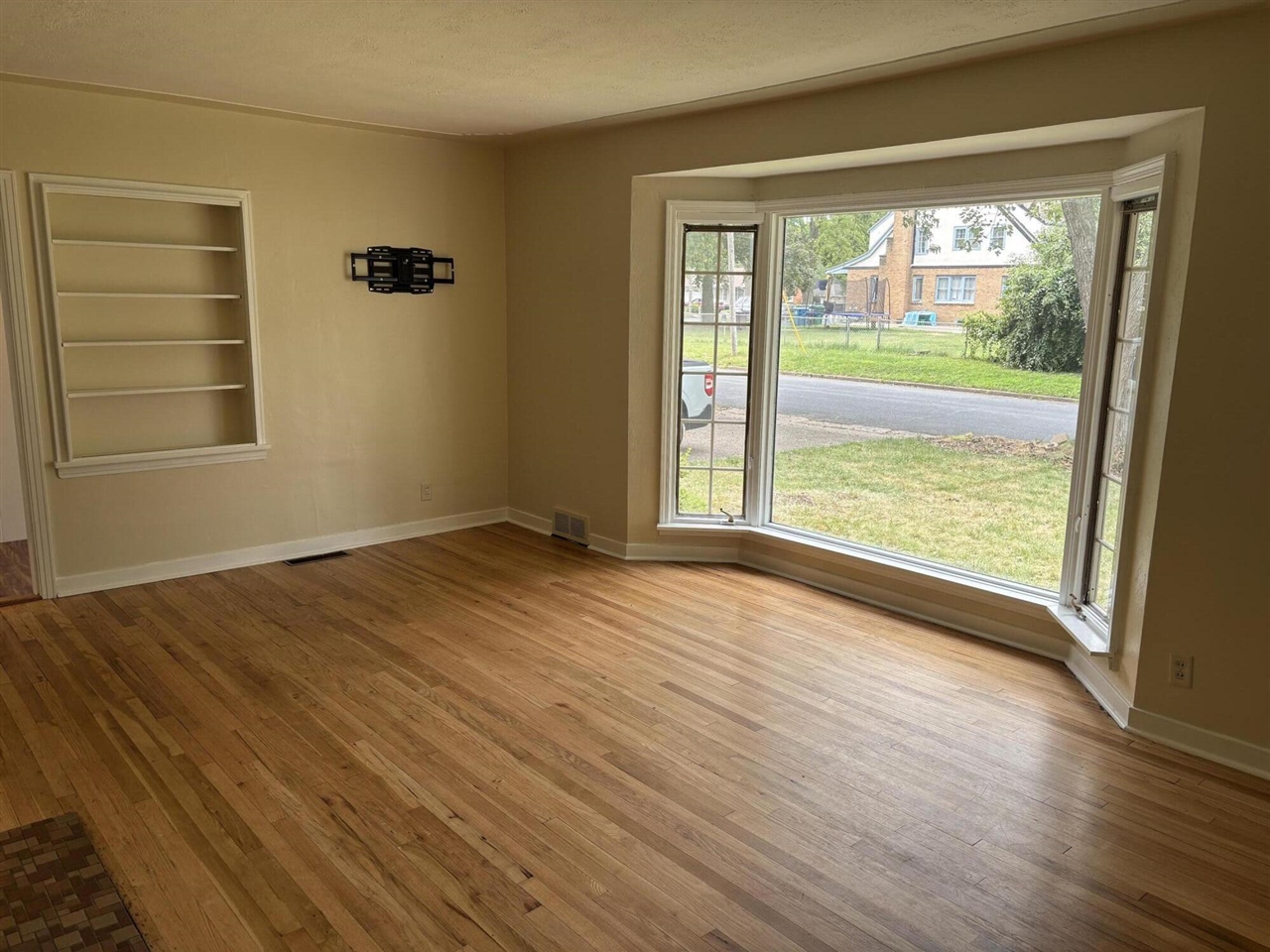 2nd image of 298 Mckinley Ave, Battle Creek, MI 49017 | MLS# 70550743