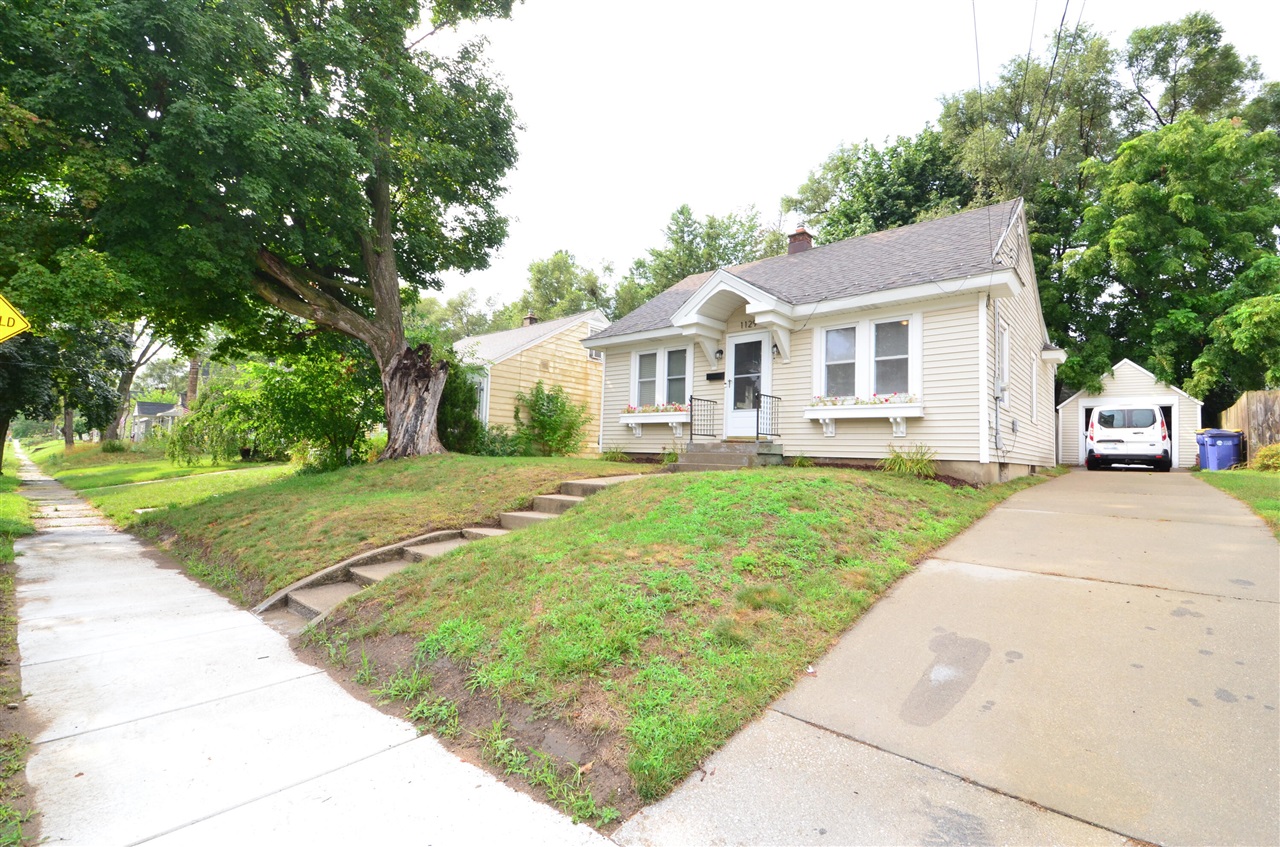 1st image of 1129 Hollywood St, Grand Rapids, MI 49505 | MLS# 70550790