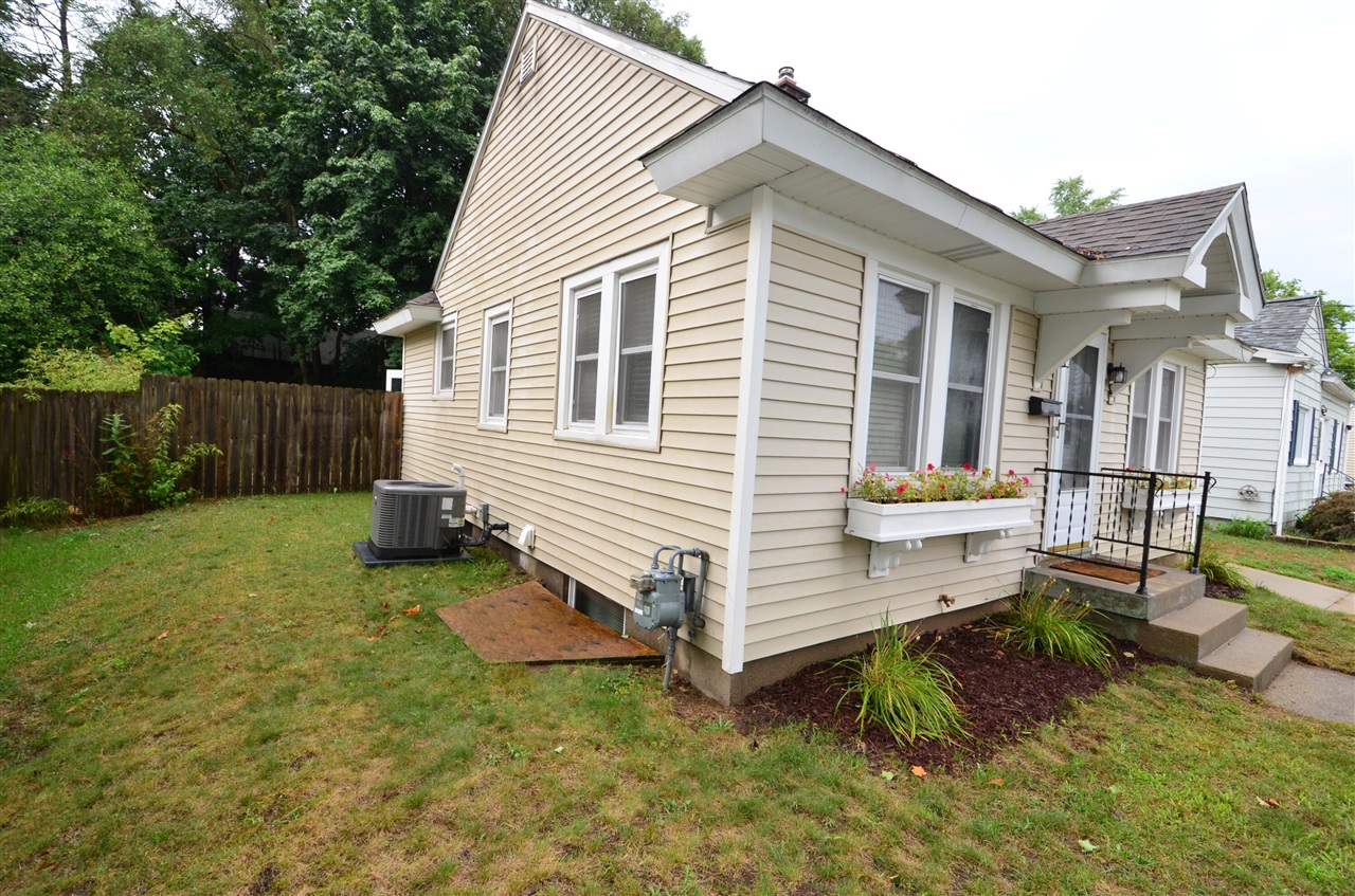 2nd image of 1129 Hollywood St, Grand Rapids, MI 49505 | MLS# 70550790