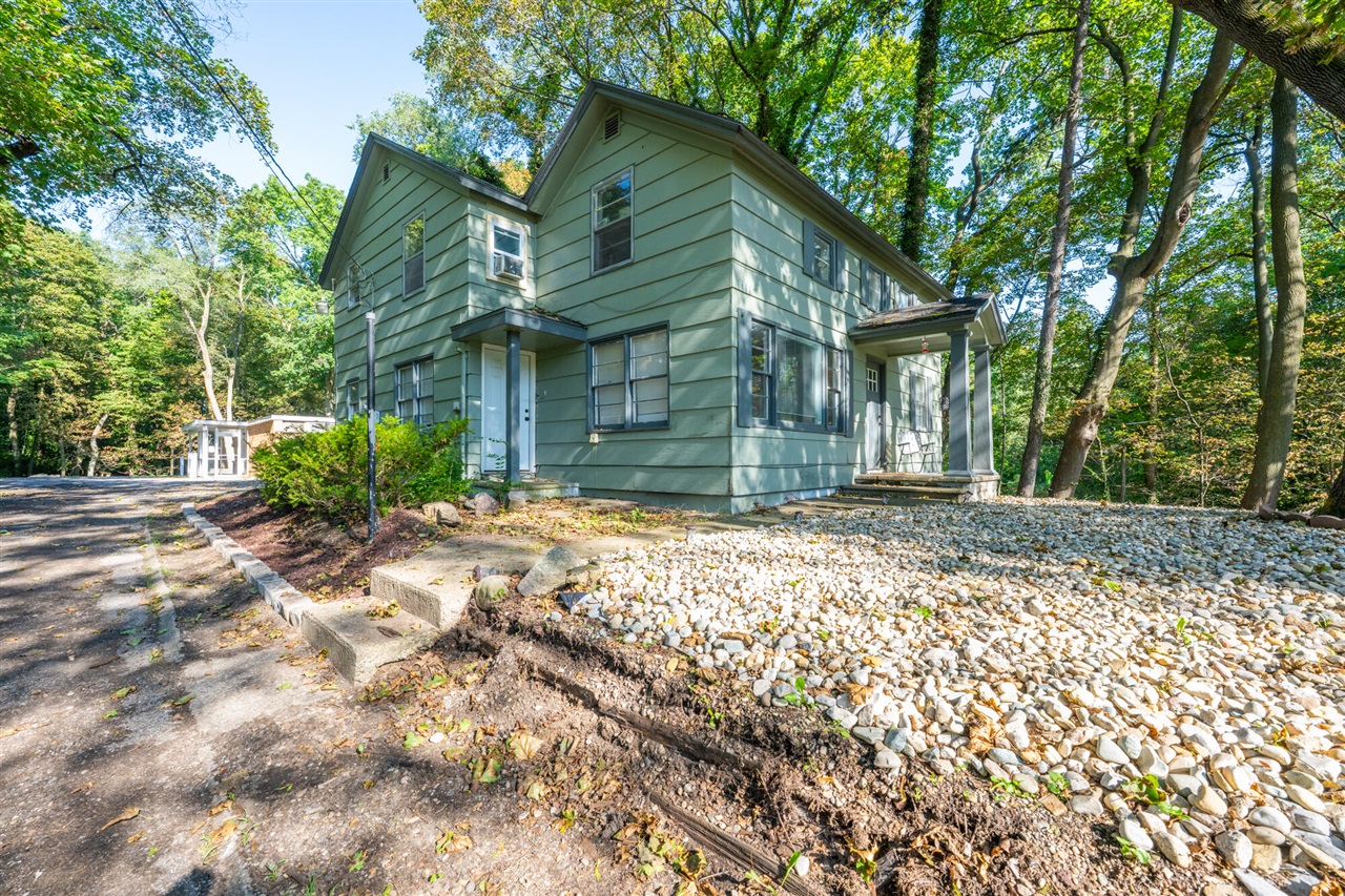 1st image of 1298 Colfax Ave, Benton Harbor, MI 49022 | MLS# 70550919