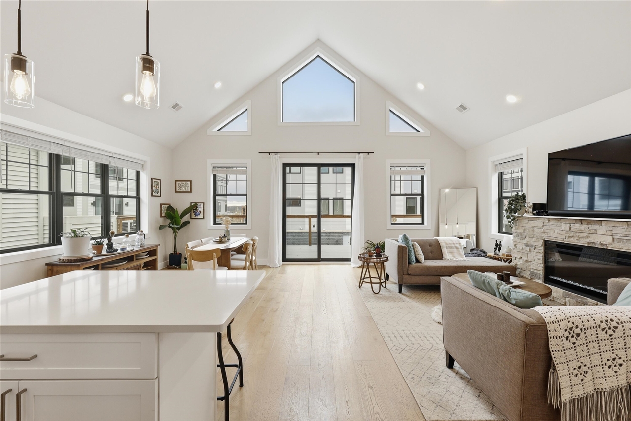 3rd image of 629 Fairview Ave, Grand Rapids, MI 49503-1518