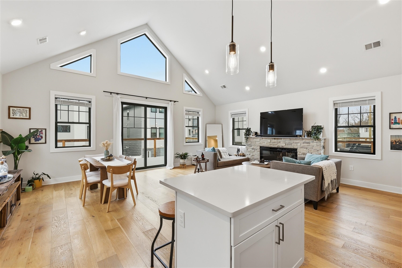 4th image of 629 Fairview Ave, Grand Rapids, MI 49503-1518