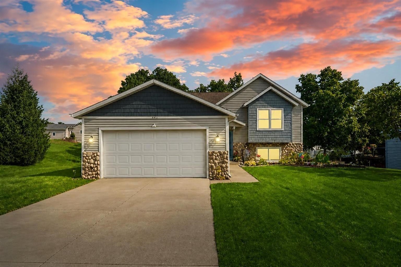 2nd image of 2903 Fox Hill Dr, Jenison, MI 49428 | MLS# 70550958