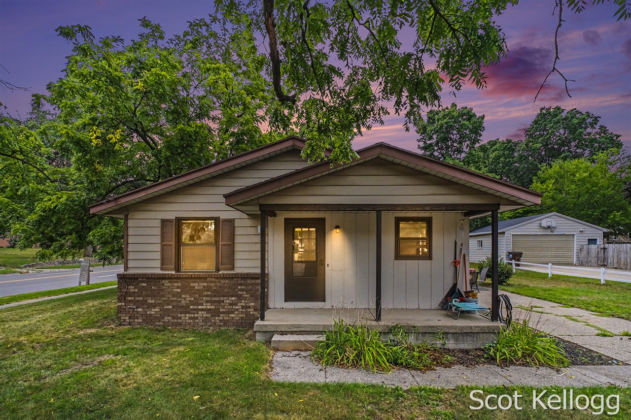1st image of 3822 3824 Burlingame Ave, Wyoming, MI 49509 | MLS# 70550982
