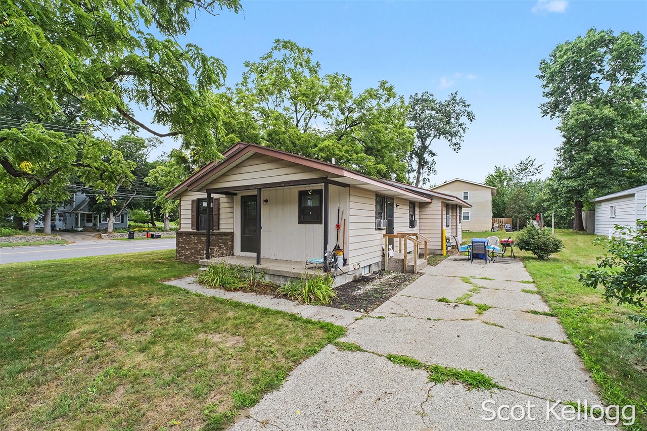 3rd image of 3822-3824 Burlingame Ave, Wyoming, MI 49509 | MLS# 70550982