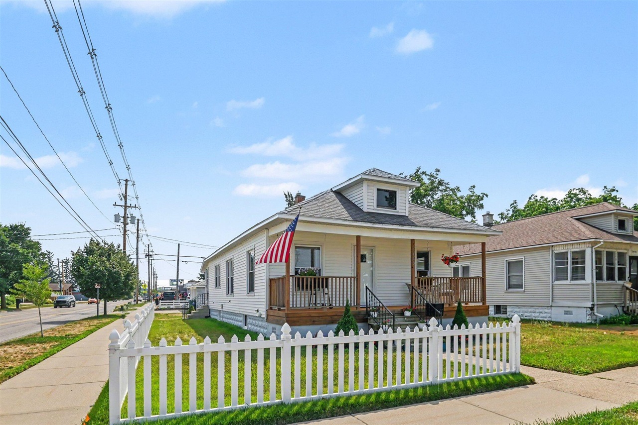 2nd image of 1448 Columbus Ave, Grand Haven, MI 49417 | MLS# 70550984