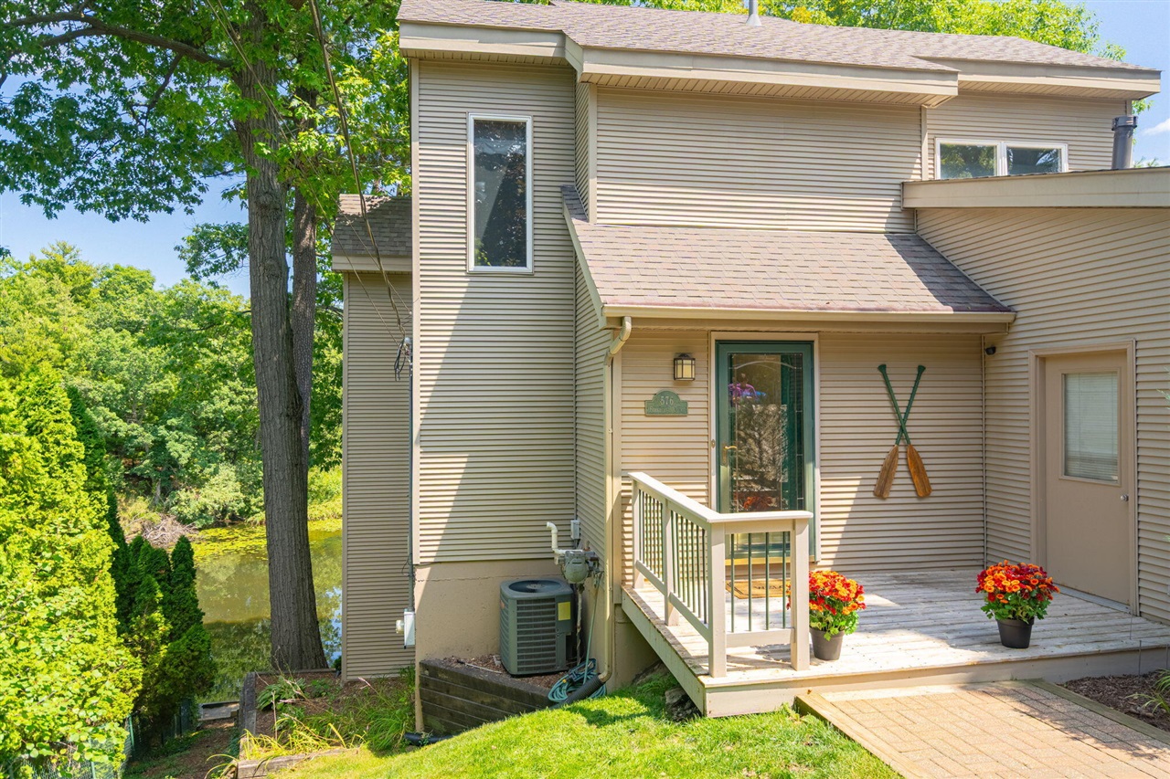 2nd image of 576 Fernhurst Ct, Lake Orion, MI 48362 | MLS# 70551039