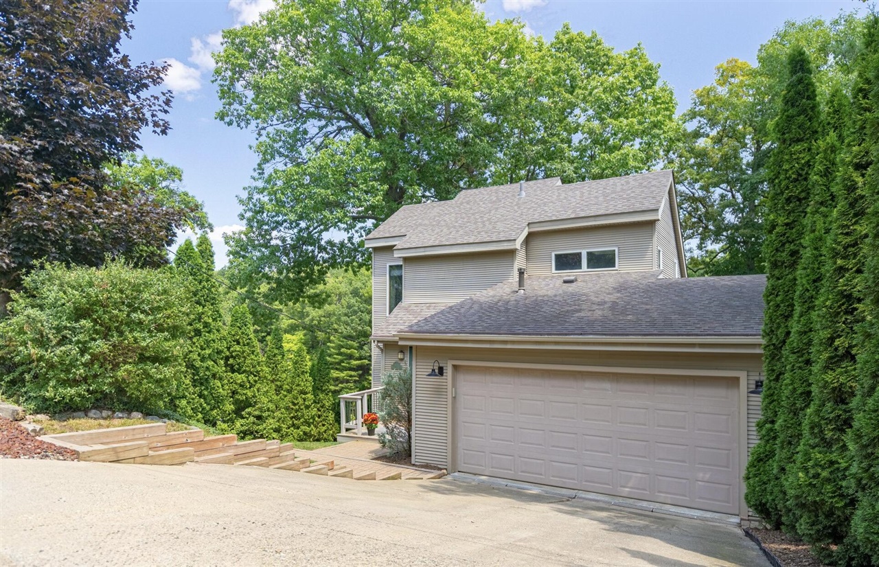 3rd image of 576 Fernhurst Ct, Lake Orion, MI 48362 | MLS# 70551039