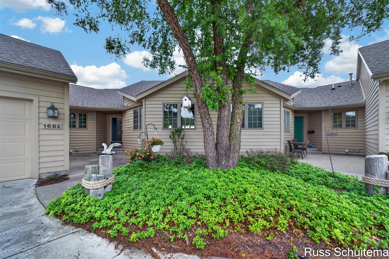 4th image of 1682 W Harbour Towne Cir, Muskegon, MI 49441 | MLS# 70551041
