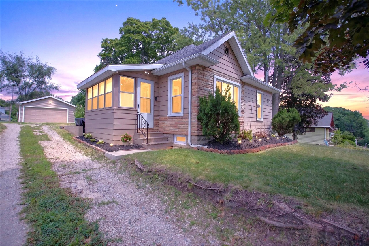 1st image of 438 W Monroe St, Jackson, MI 49202 | MLS# 70551076