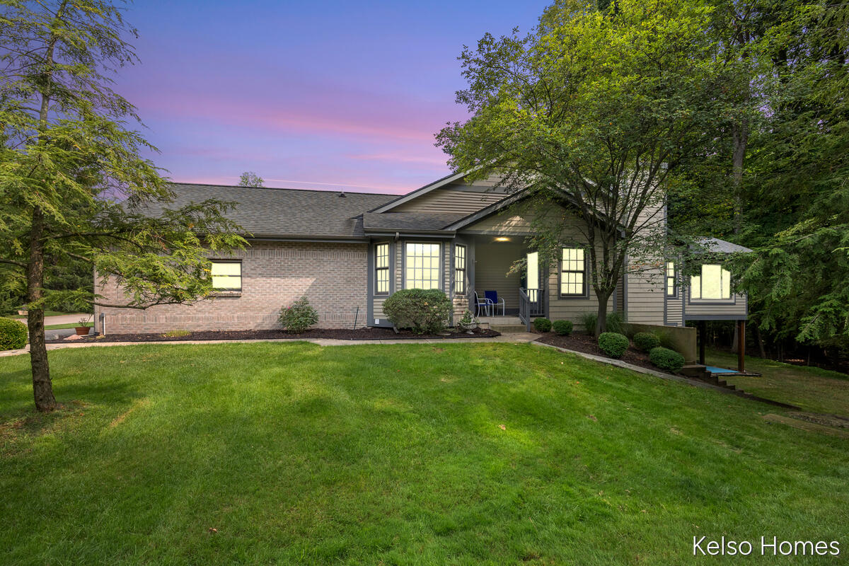 2nd image of 2122 S Cross Creek Dr, Grand Rapids, MI 49508 | MLS# 70551156