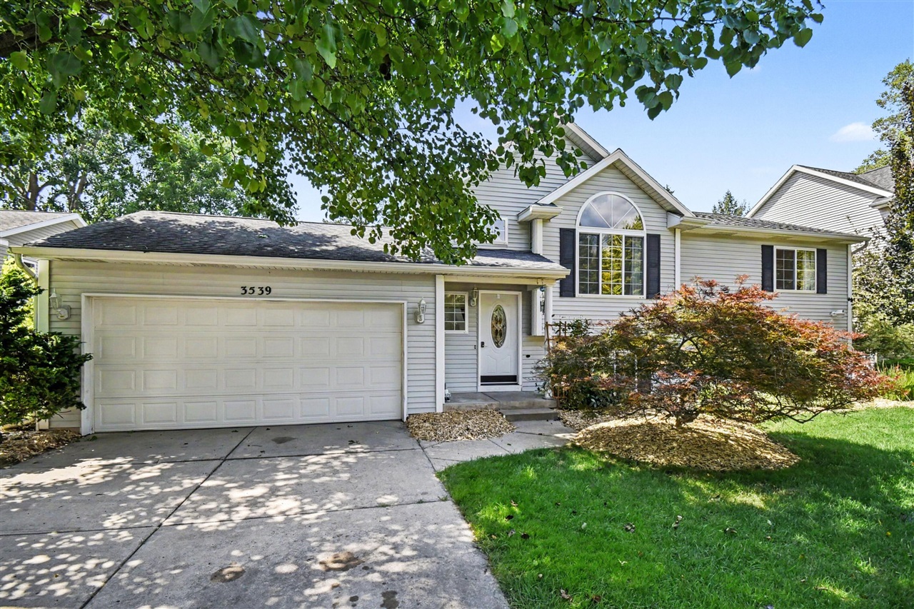 1st image of 3539 Se Breton Valley Dr, Grand Rapids, MI 49512 | MLS# 70551251