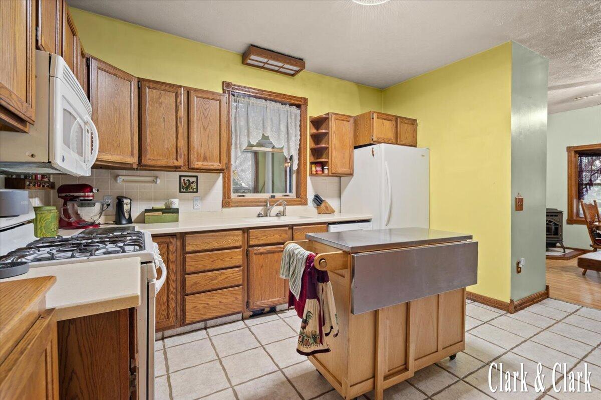 4th image of 8727 N Amble Rd, Howard City, MI 49329 | MLS# 70551254