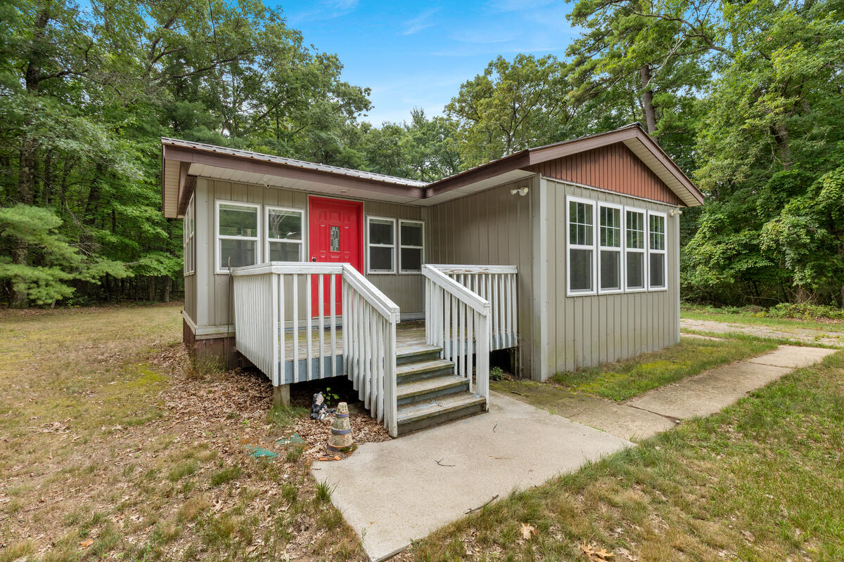 2nd image of 6860 S Croton Hardy Dr, Newaygo, MI 49337 | MLS# 70551290
