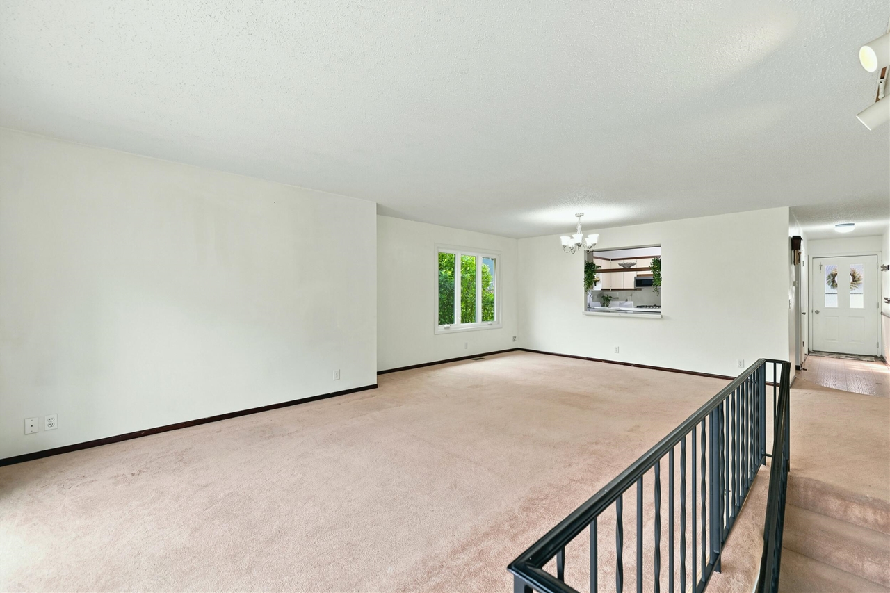 3rd image of 625 Maple Creek Dr, Holland, MI 49423