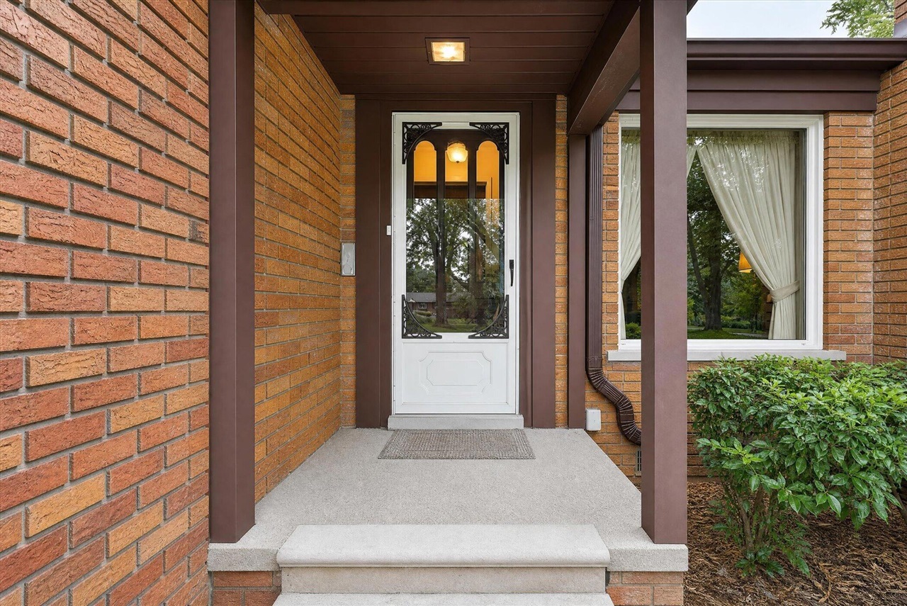 Photo 3 of Sale Pending at 30030 Westgate Rd, Farmington Hills, MI 48334 | MLS# 70551346 | Listing updated on 2026-09-02