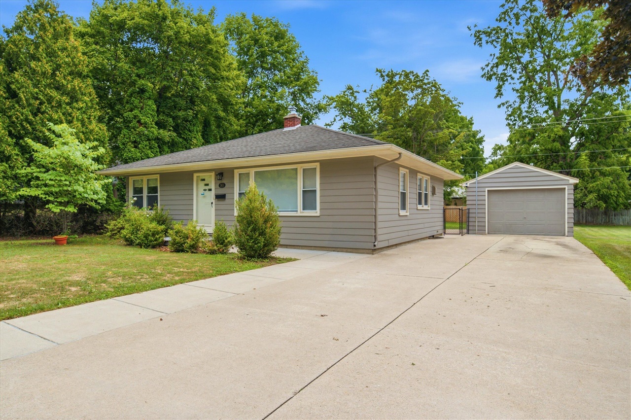 1st image of 563 W Middle St, Chelsea, MI 48118 | MLS# 70551478