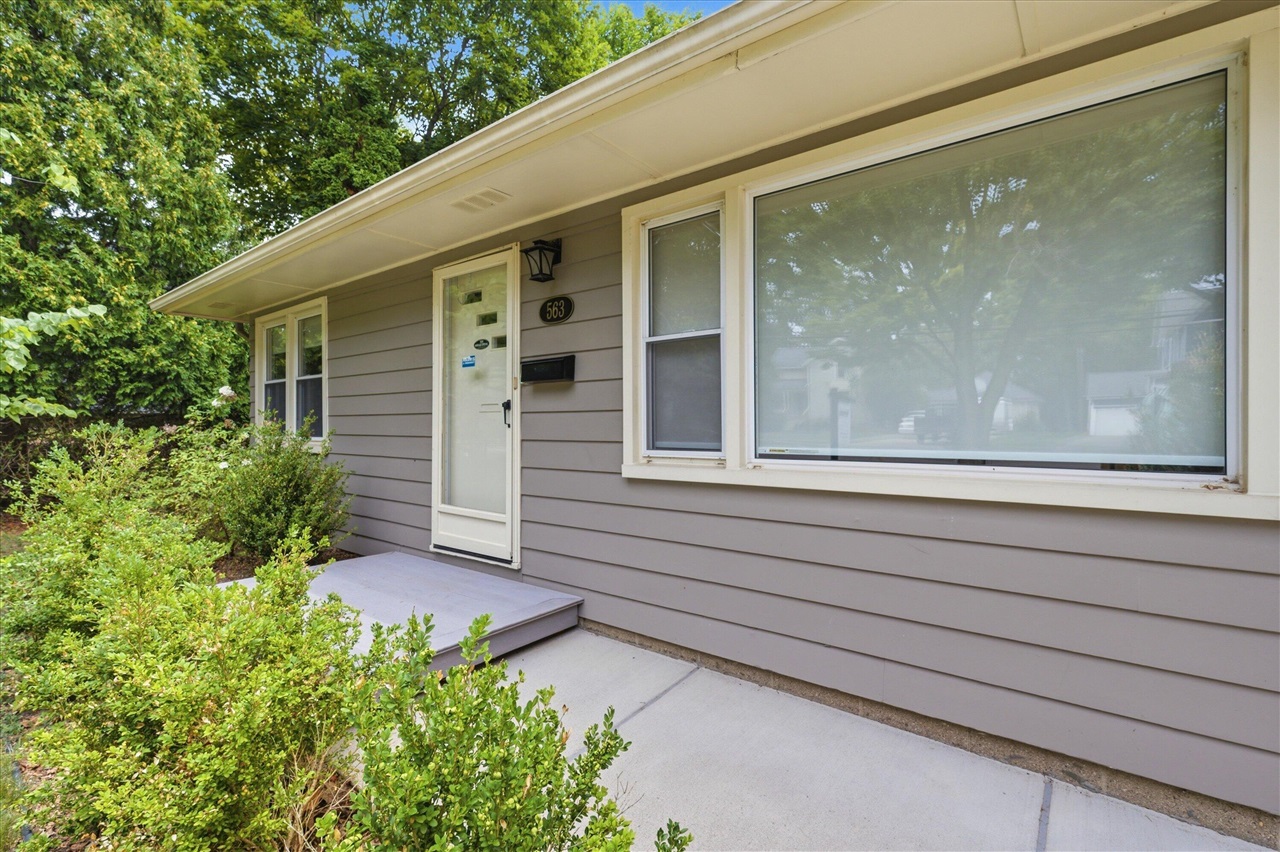 2nd image of 563 W Middle St, Chelsea, MI 48118 | MLS# 70551478