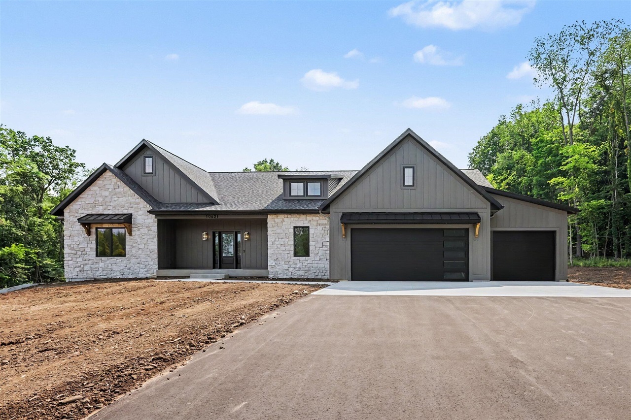 1st image of 10621 Sun Da Go Dr, Middleville, MI 49333 | MLS# 70551528