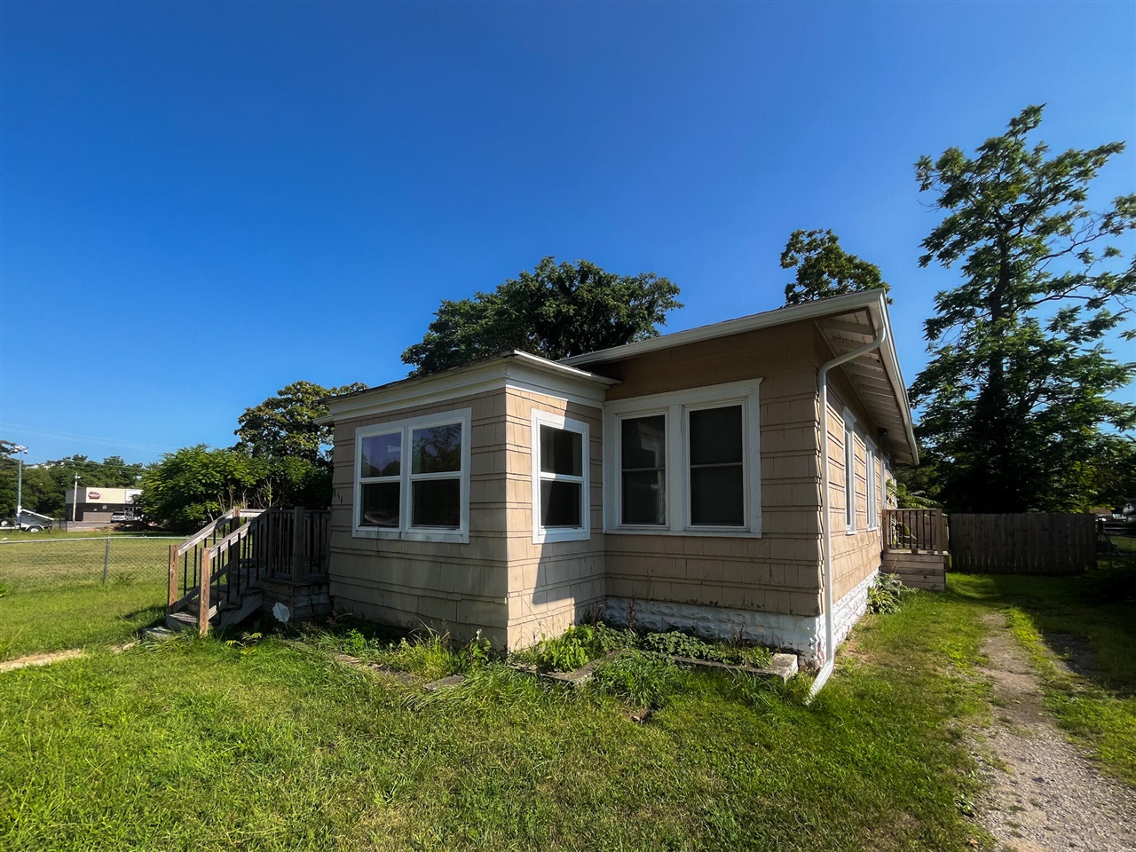 2nd image of 864 Highland Ave, Benton Harbor, MI 49022 | MLS# 70551617