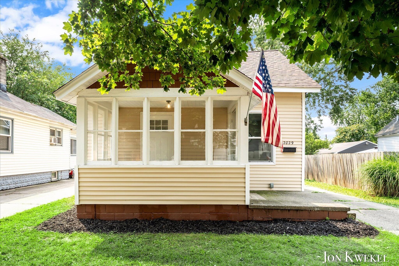 2nd image of 2029 Michael Ave, Wyoming, MI 49509 | MLS# 70551670