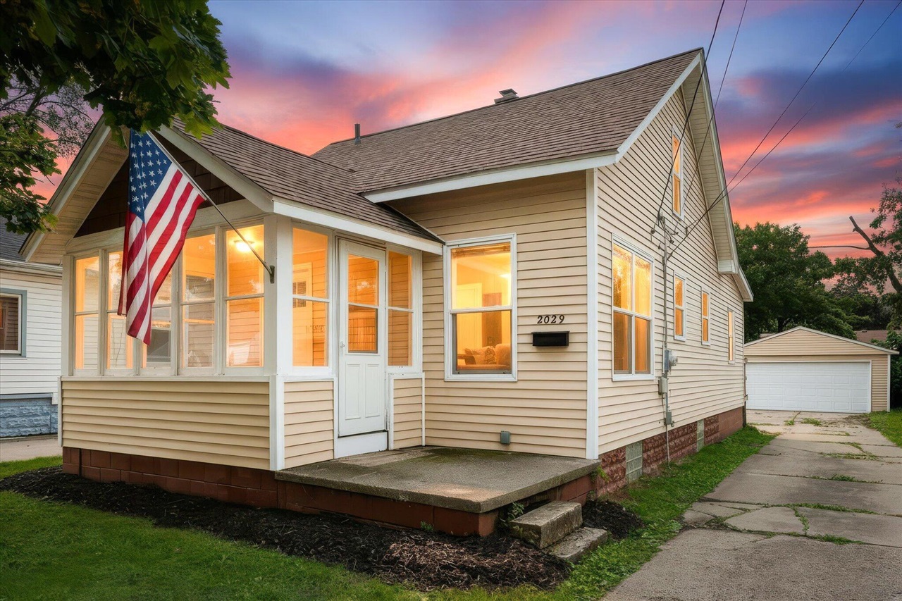 4th image of 2029 Michael Ave, Wyoming, MI 49509 | MLS# 70551670