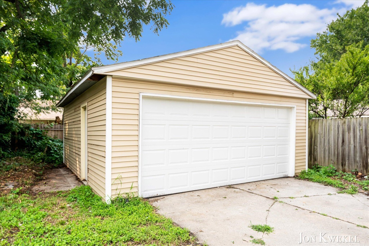 35th image of 2029 Michael Ave, Wyoming, MI 49509 | MLS# 70551670