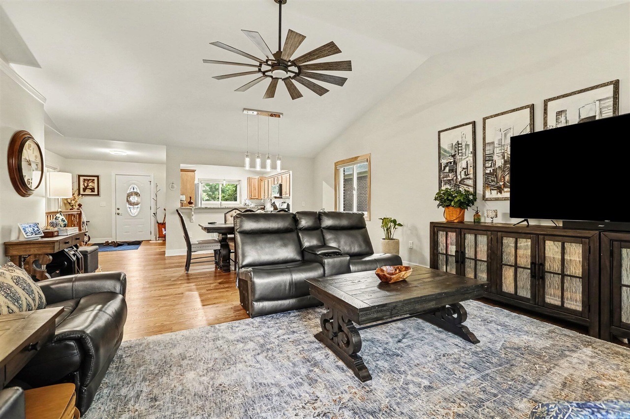 3rd image of 37454 Eagle Dr, Livonia, MI 48150 | MLS# 70551675
