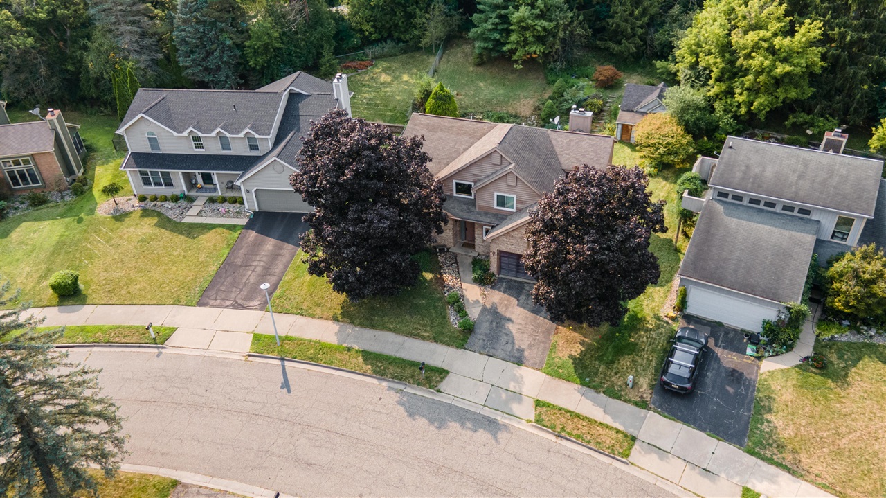3rd image of 5295 Bear Lake Dr, East Lansing, MI 48823 | MLS# 70551700