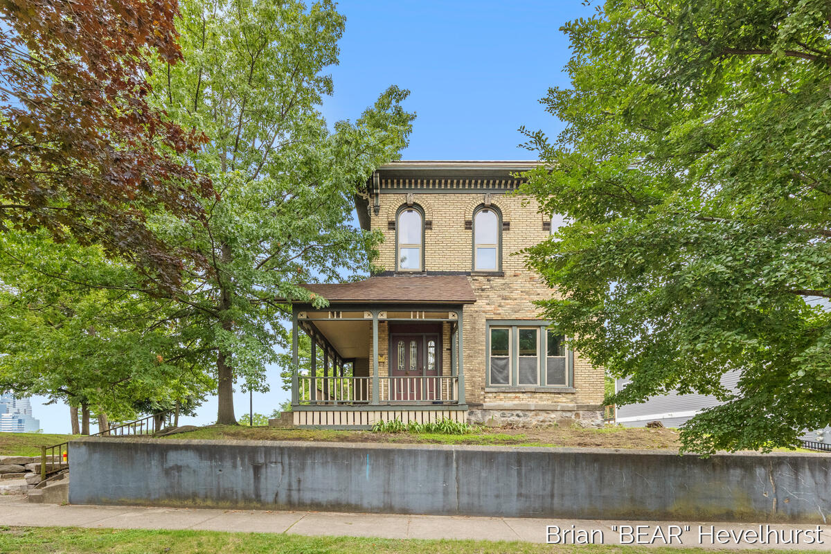 1st image of 827 Fairview Ave, Grand Rapids, MI 49503 | MLS# 70551916