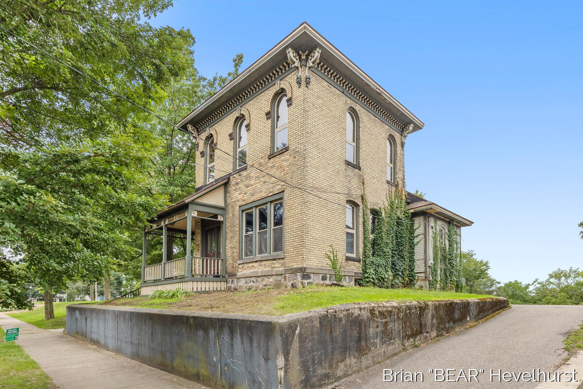 2nd image of 827 Fairview Ave, Grand Rapids, MI 49503 | MLS# 70551916