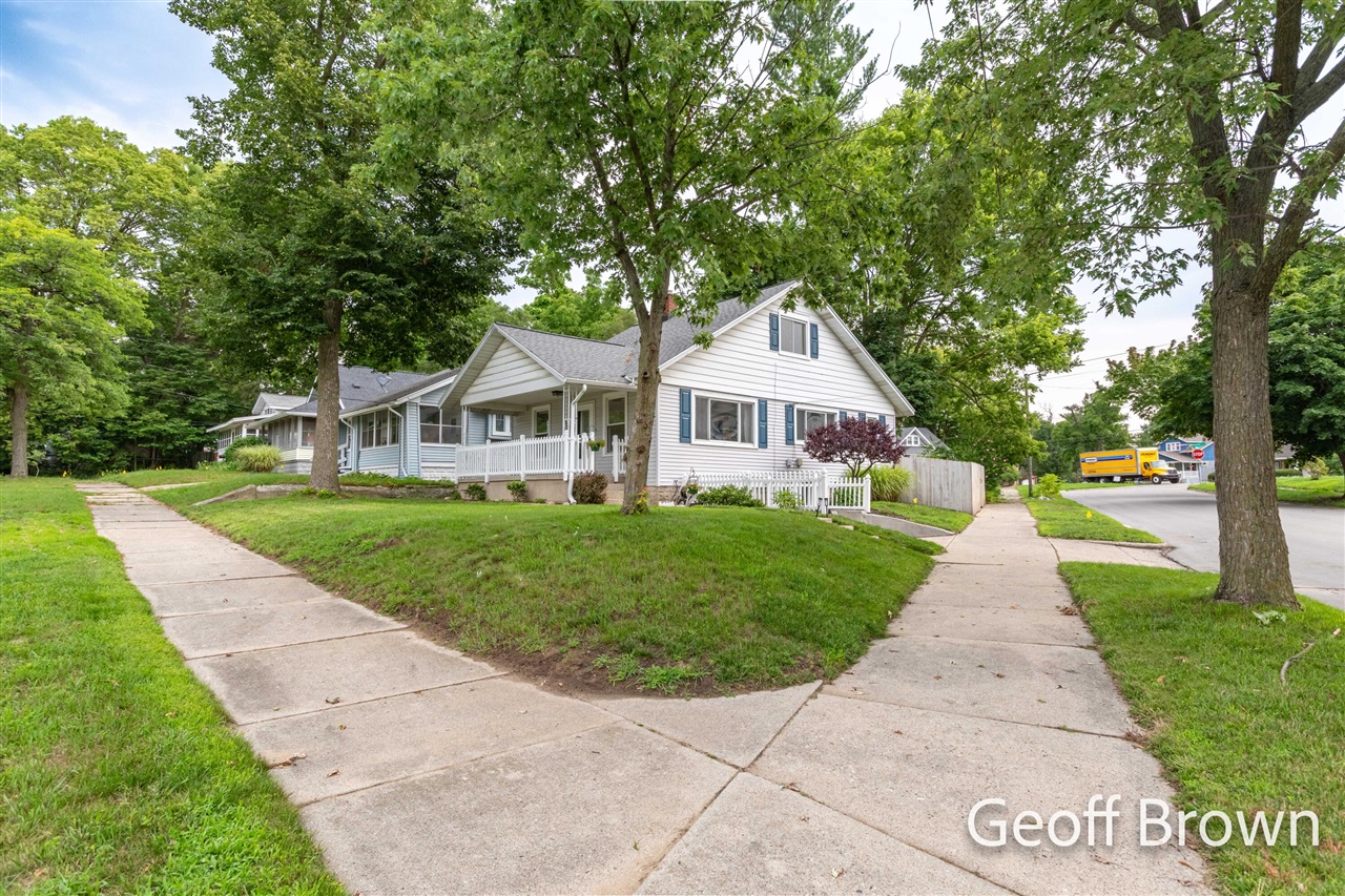 1st image of 481 Graceland St, Grand Rapids, MI 49505 | MLS# 70552015