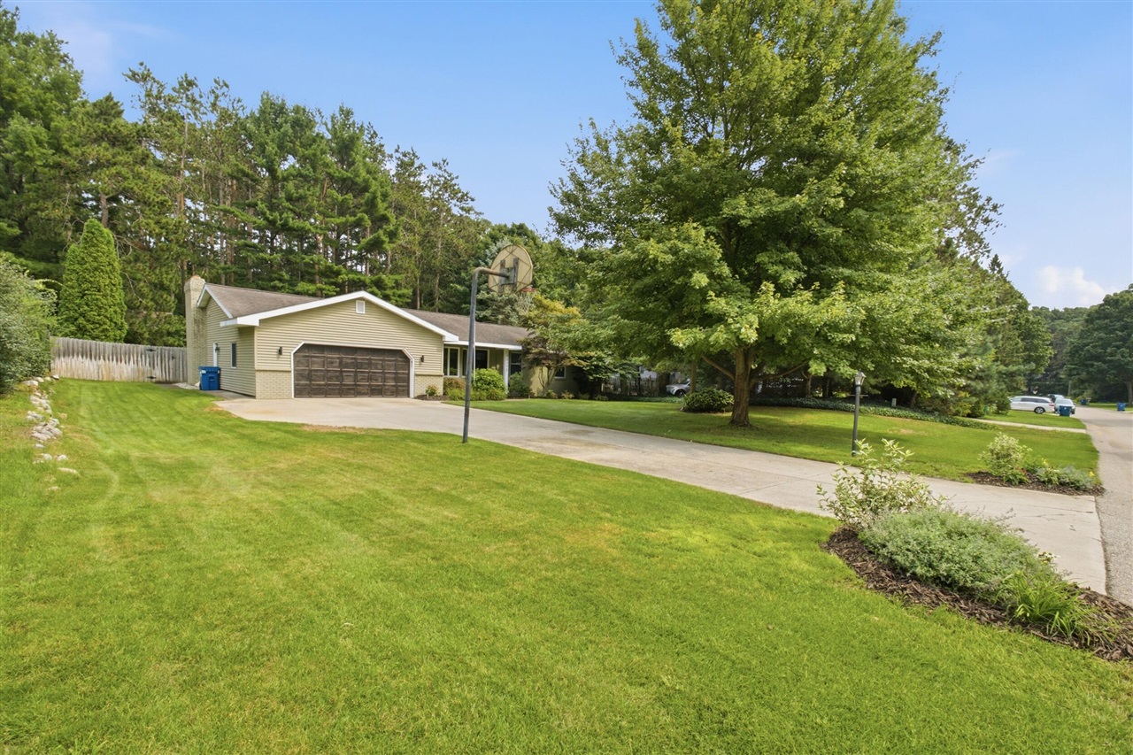 2nd image of 13172 Sikkema Dr, Grand Haven, MI 49417 | MLS# 70552046