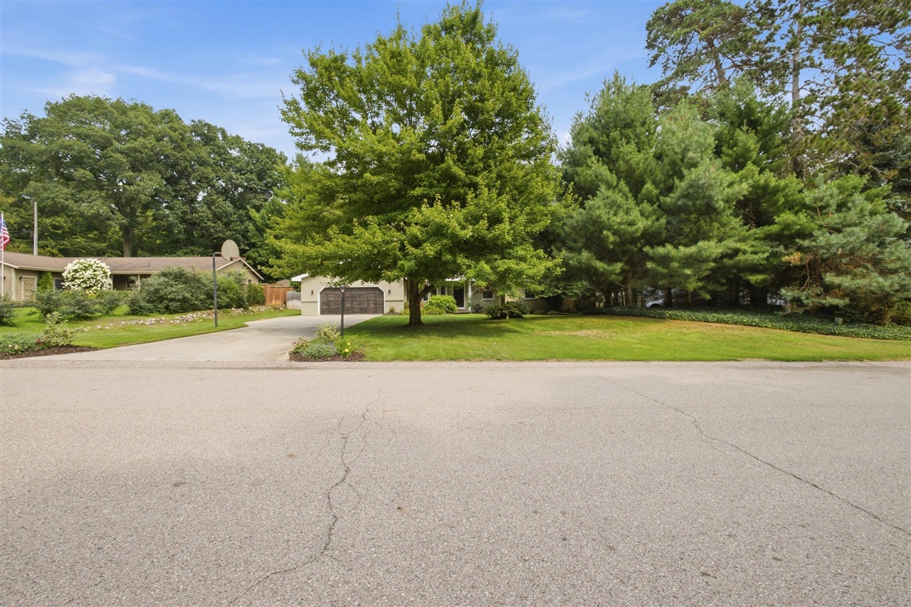 3rd image of 13172 Sikkema Dr, Grand Haven, MI 49417 | MLS# 70552046