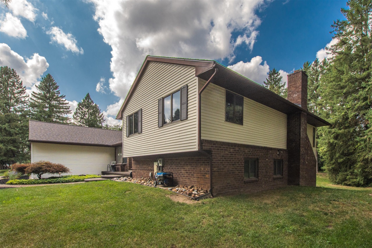 3rd image of 12575 Green Tree Trl, South Lyon, MI 48178 | MLS# 70552068