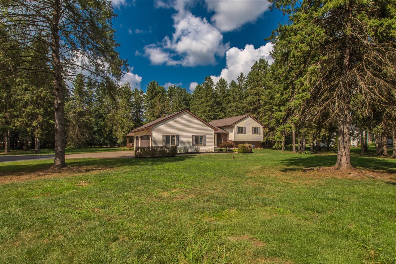 4th image of 12575 Green Tree Trl, South Lyon, MI 48178 | MLS# 70552068