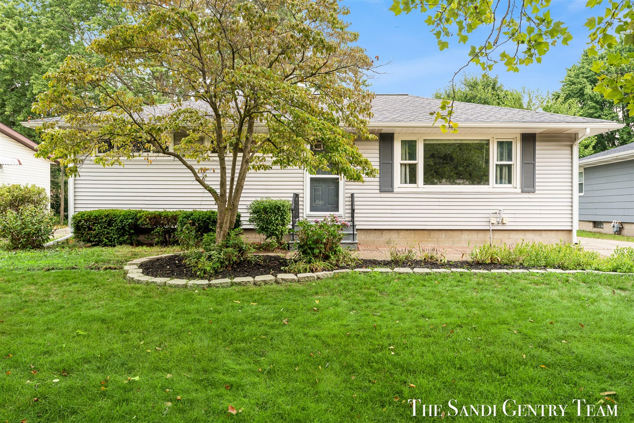 3rd image of 1015 Taylor Ave, Grand Haven, MI 49417 | MLS# 70552069
