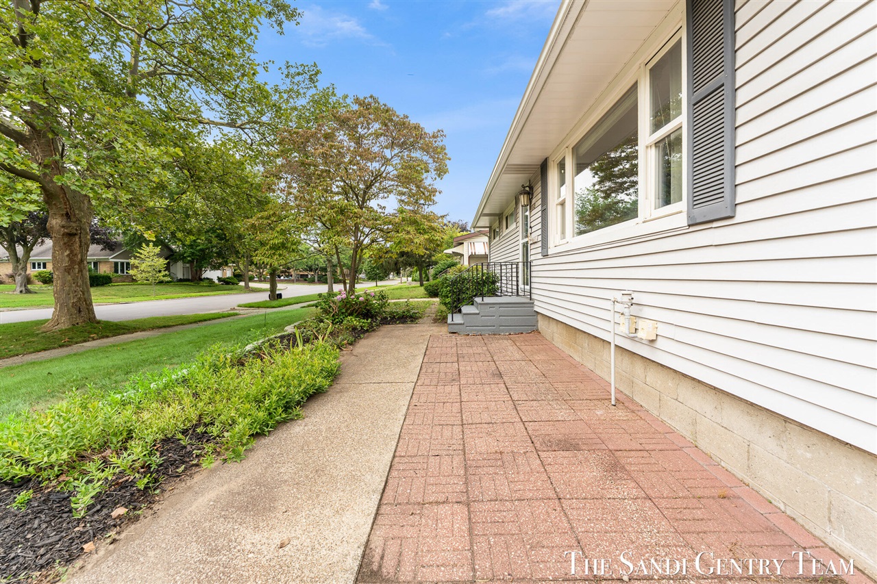 4th image of 1015 Taylor Ave, Grand Haven, MI 49417 | MLS# 70552069