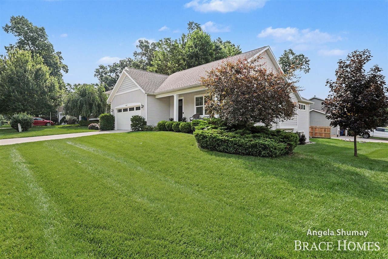 2nd image of 2637 Stockwood Dr, Grand Rapids, MI 49505 | MLS# 70552086