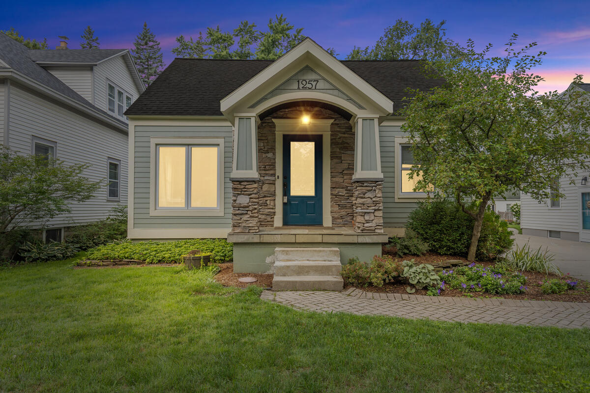 1st image of 1257 Hillcrest Ave, Grand Rapids, MI 49504 | MLS# 70552093