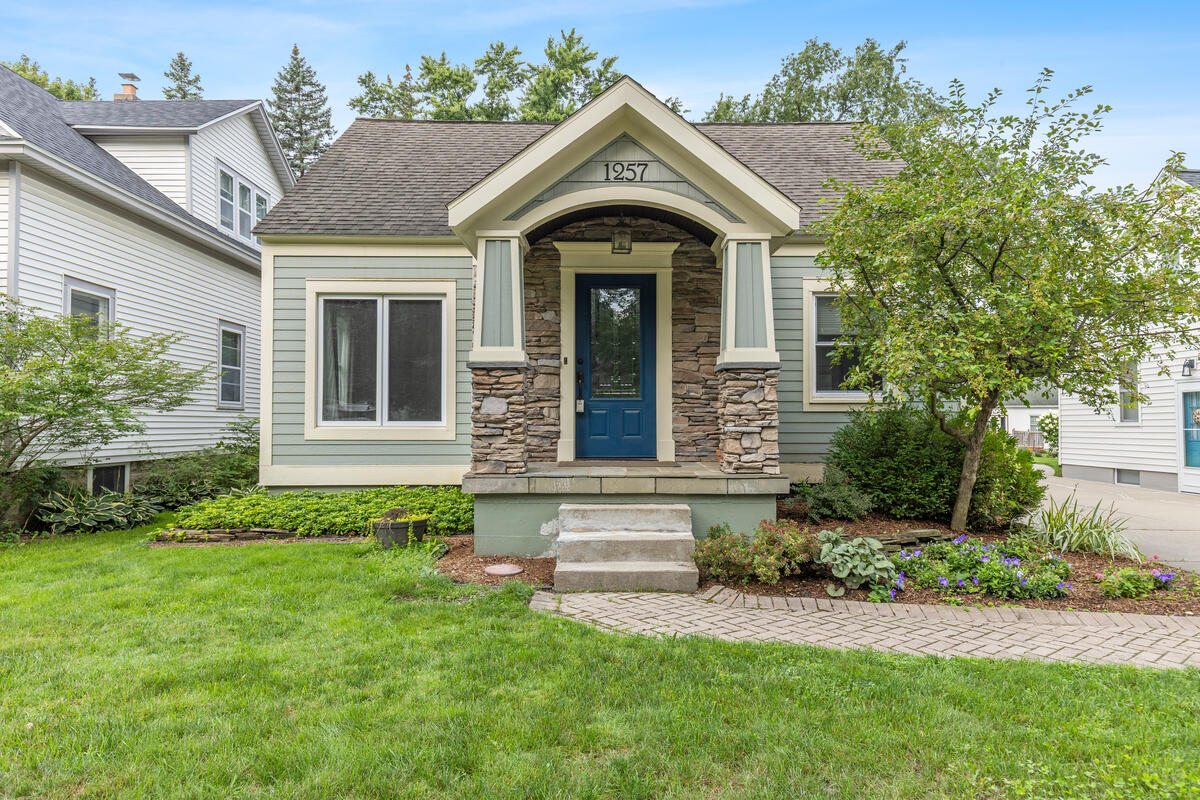 2nd image of 1257 Hillcrest Ave, Grand Rapids, MI 49504 | MLS# 70552093