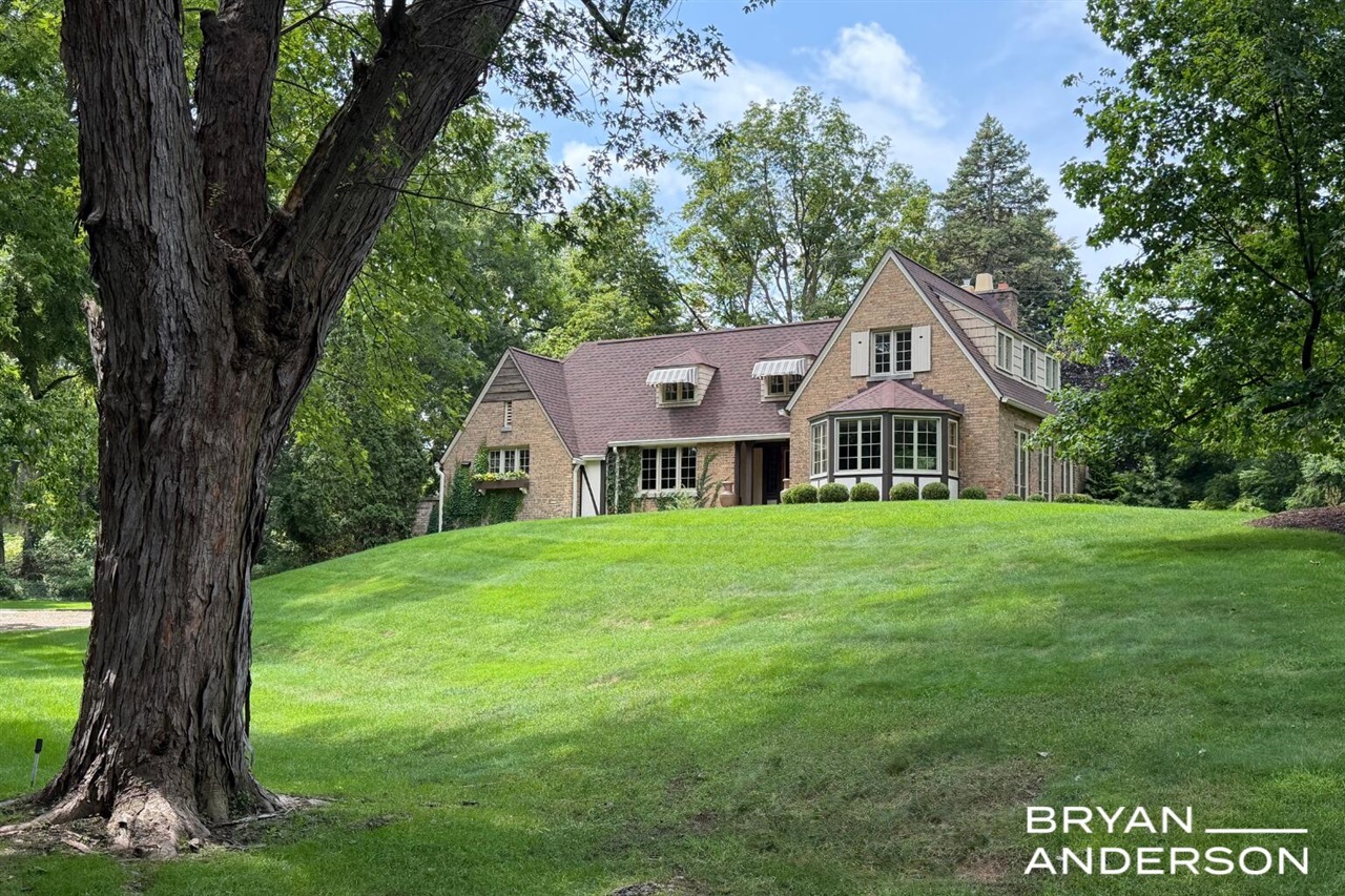 2nd image of 1830 Bridge St, Grand Rapids, MI 49504 | MLS# 70552128