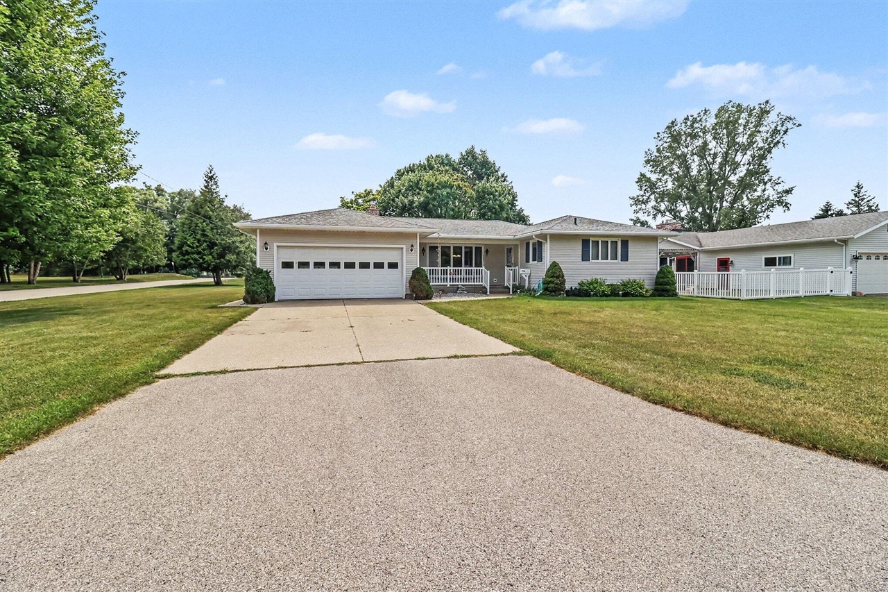 3rd image of 557 Broad Ave, Manistee, MI 49660 | MLS# 70552186